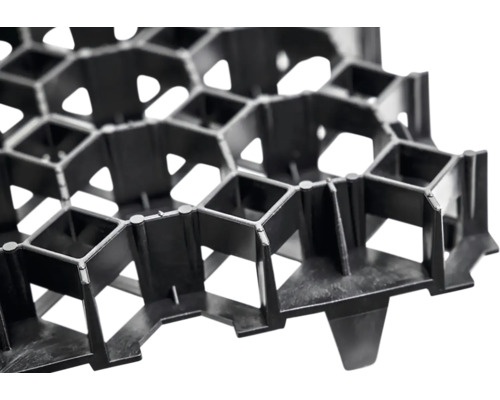 Detailní záběr plastové zatravňovací dlaždice