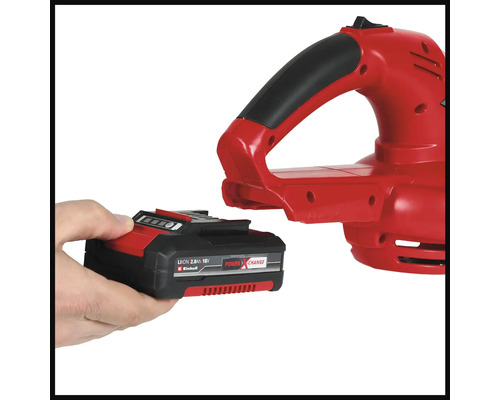 Akumulátor Einhell se připojuje k vysavači listí