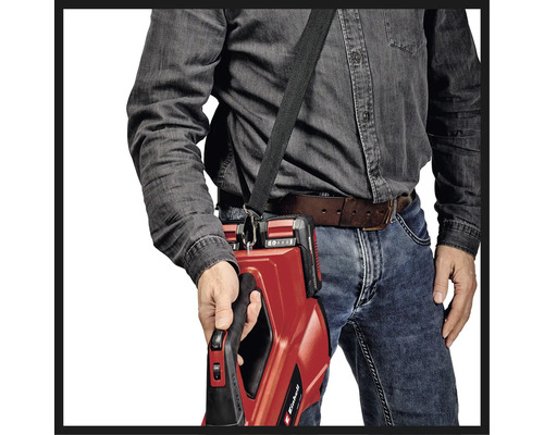 Muž s akumulátorovým univerzálním zařízením Einhell s popruhem