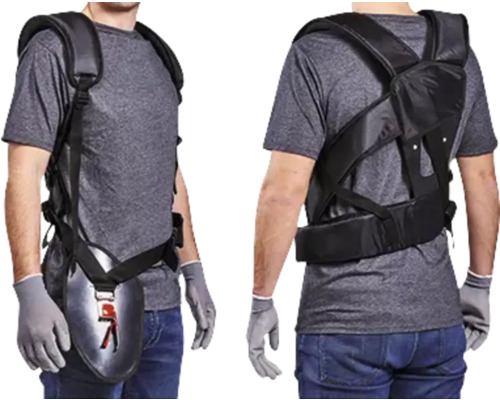 Osoba s nosným systémem pro křovinořez a vyžínač