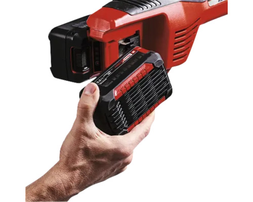 Akumulátor se vkládá do zahradního nářadí