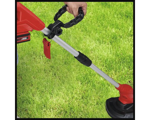 Akumulátorový vyžínač trávy používaný na trávníku.