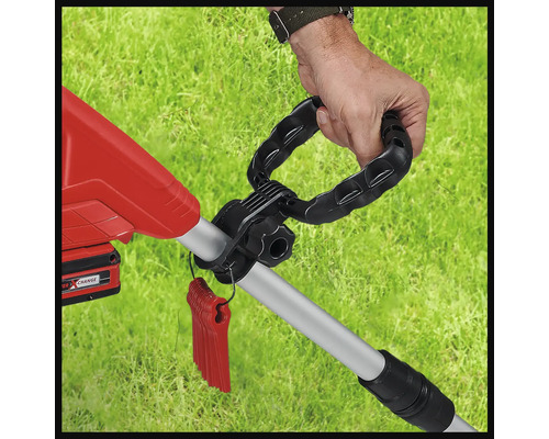 Detailní záběr strunové sekačky s rukou na rukojeti