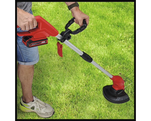 Akumulátorový vyžínač v provozu na trávníku