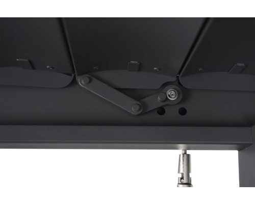 Detailní záběr lamelové střechy pergoly s mechanickým otevíracím mechanismem