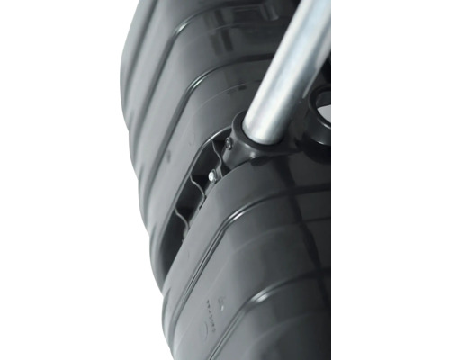 Detailní pohled na lopatu na sníh s hliníkovou násadou a plastovou lopatou