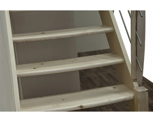 Detailní záběr dřevěného schodiště se zábradlím