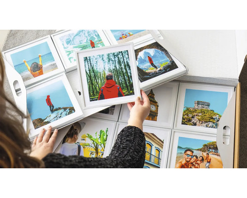 Karton s několika zarámovanými obrázky s různými motivy