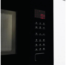 Detailní pohled na mikrovlnnou troubu s digitálním displejem a ovládacím panelem