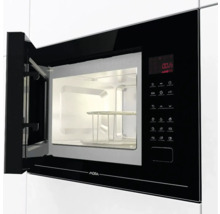 Mikrovlnná trouba s otevřenými dvířky a ovládacím panelem