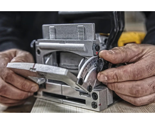 Drážkovací fréza při použití pro zpracování dřeva