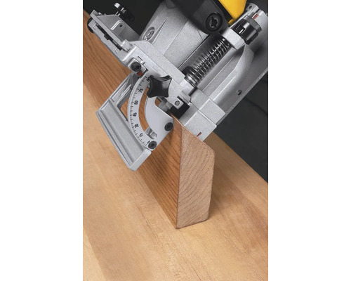 Drážkovací frézka používaná na kusu dřeva.