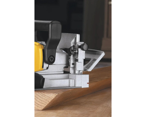 Detailní pohled na lamelovací frézku při práci na kusu dřeva pro přesné spoje