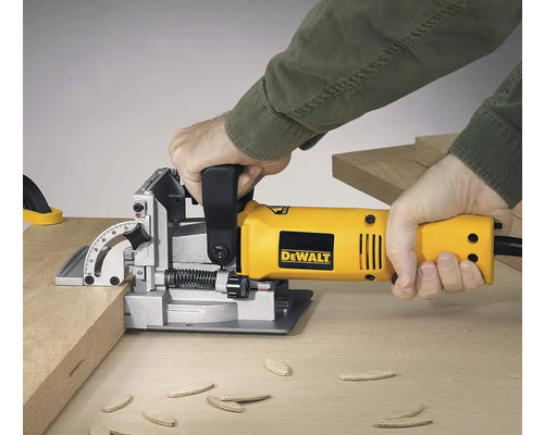 Drážkovací frézka frézuje dřevěnou desku s dřevěnými konektory