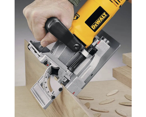 DeWalt drážkovací frézka při frézování dřeva