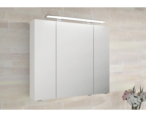 Zrcadlová skříňka s osvětlením v koupelně