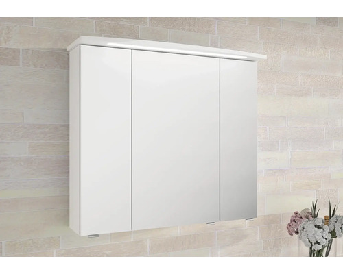 Bílá zrcadlová skříňka se třemi dvířky a osvětlením na zdi