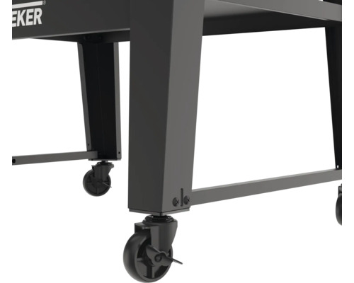 Detailní pohled na grilovací vozík s kolečky.