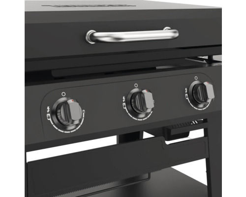 Detail černého plynového grilu s otočnými knoflíky pro ovládání