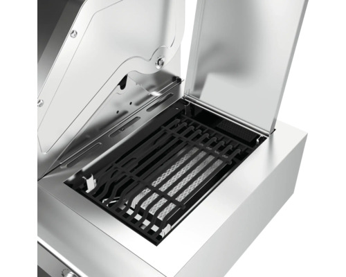 Detailní pohled na nerezový gril s otevřeným víkem a grilovacím roštem