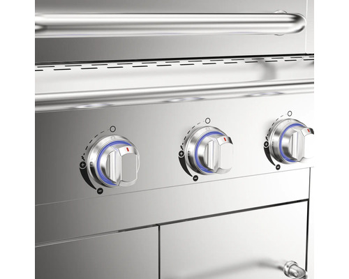 Detail nerezového plynového grilu s otočnými knoflíky