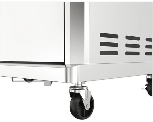 Detail ocelové skříně s kolečky