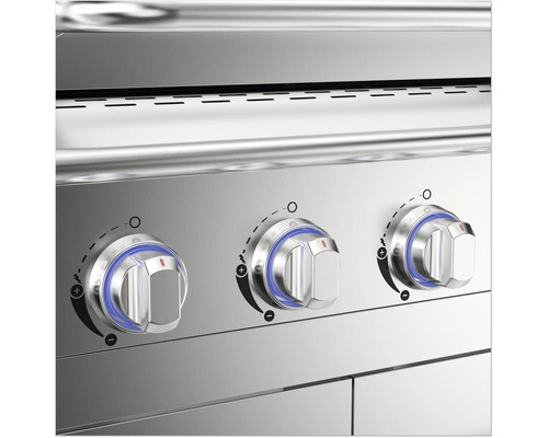 Detail tří stříbrných otočných knoflíků na grilu.