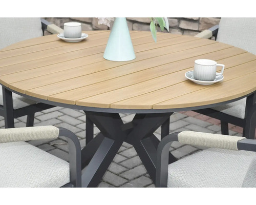 Kulatý zahradní stůl ze dřeva s odpovídajícími židlemi