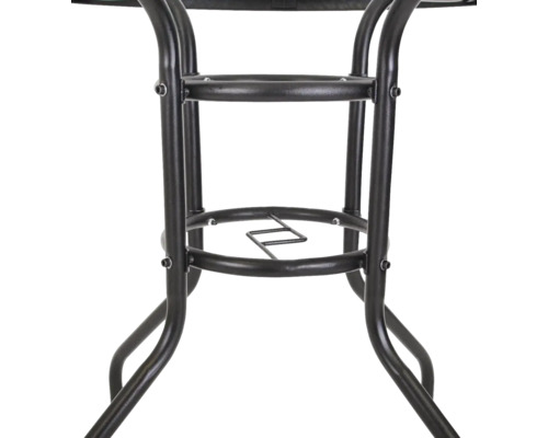 Detailní záběr na podstavec zahradního stolu z kovu