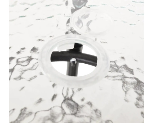 Detailní pohled na desku stolu s otvorem pro slunečník