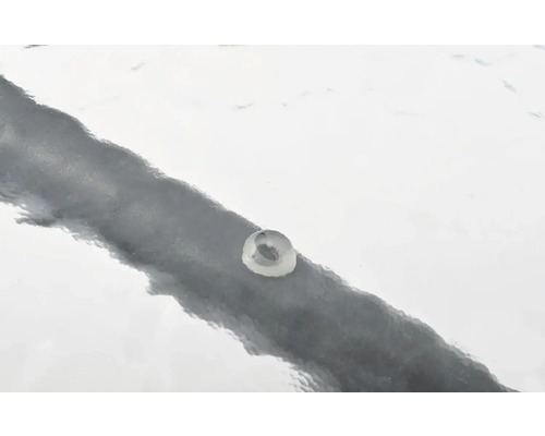 Gumový těsnicí kroužek na lesklém povrchu