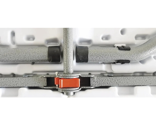 Detail spodní strany skládacího stolu s kovovými nohami a aretačním mechanismem