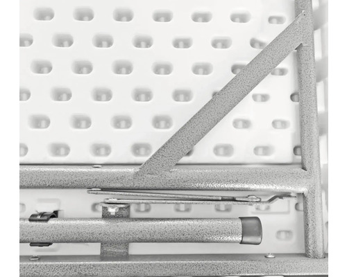 Detail skládacího stolu s kovovým rámem a plastovou deskou