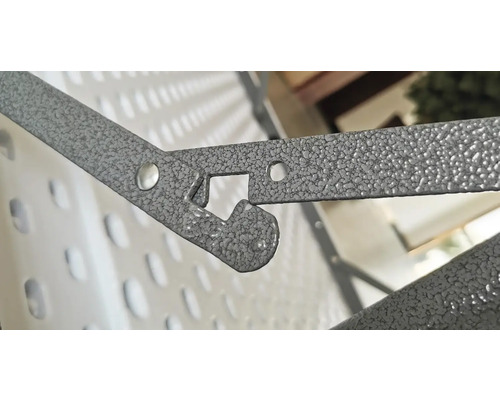 Detailní záběr skládacího stolu s kovovým rámem