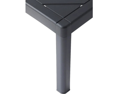 Detail zahradního stolu s nohou a deskou stolu