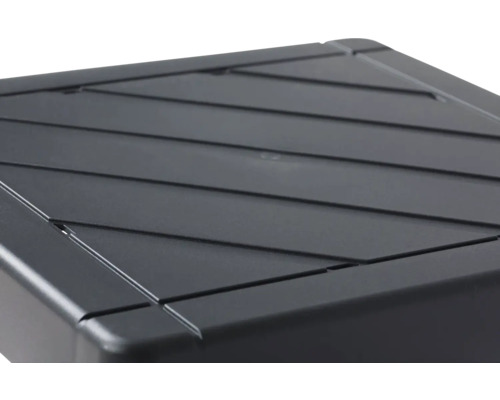 Vrchní část šedé stoličky s rýhovaným povrchem