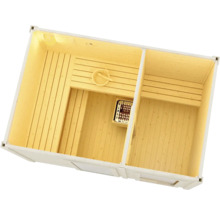 Vnitřní pohled na dřevěnou saunu s lavicemi, kamny a příslušenstvím