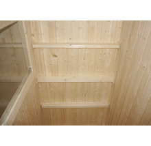 Dřevěná stěna s dřevěnými policemi pro interiérové úpravy