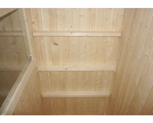 Dřevěná stěna s dřevěnými policemi pro interiérové úpravy