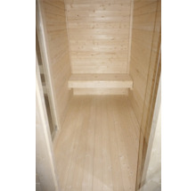 Vnitřní pohled na saunu s dřevěným obložením a lavicí