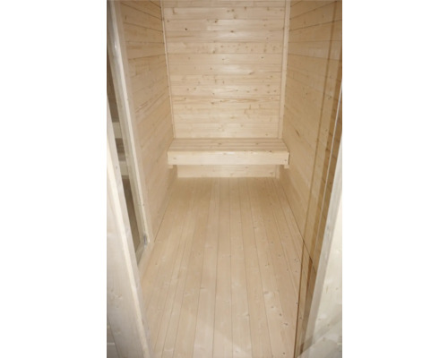 Vnitřní pohled na saunu s dřevěným obložením a lavicí