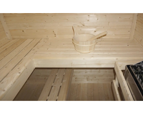 Interiér sauny s dřevěným vědrem a dřevěnou lžící