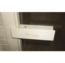 Logo HomeLuxe na dřevěné polici