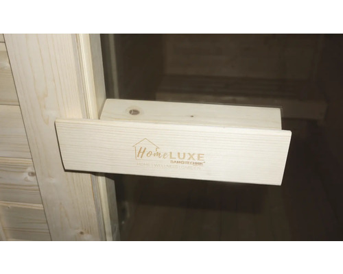 Logo HomeLuxe na dřevěné polici