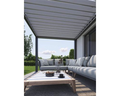 Pergola se zahradním nábytkem a stolem na terase