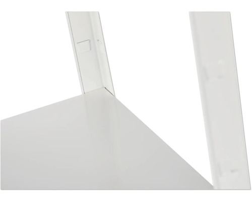 Detailní pohled na bílou polici s kovovými policovými držáky.