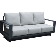 Šedá venkovní pohovka se třemi sedadly a polštáři