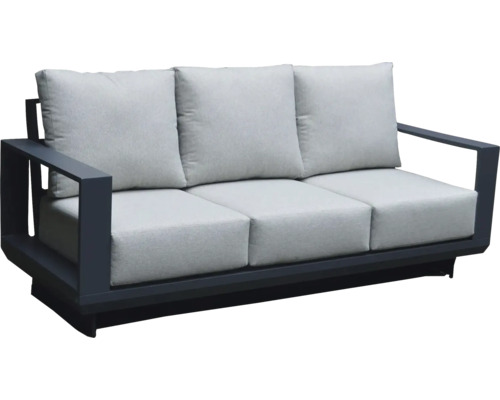 Šedá venkovní pohovka se třemi sedadly a polštáři