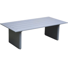 Moderní stůl s vroubkovaným designem a obdélníkovou deskou