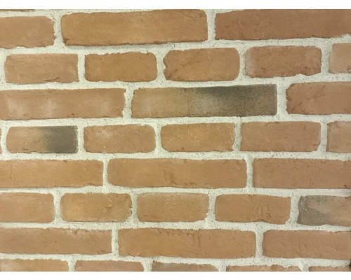 Detail cihlové stěny se světlou maltou